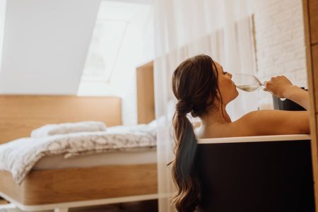 Užijte si relax v naší interiérové vaně s hudbou a sklenkou sektu